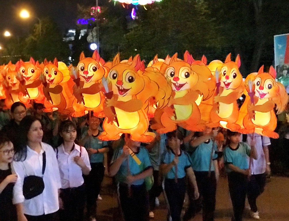 Phan Thiết rực rỡ đêm hội rước đèn Trung thu
