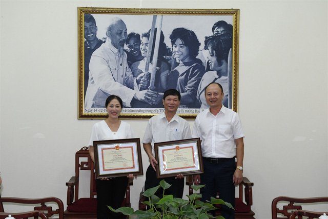 Khen thưởng tập thể và cá nhân có thành tích xuất sắc trong phòng chống covid-19 và tấm gương 