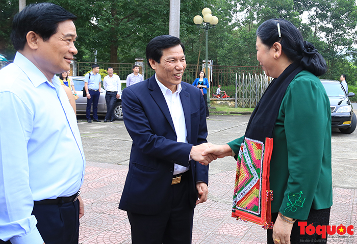 Phó Chủ tịch Thường trực Quốc hội Tòng Thị Phóng làm việc tại Làng Văn hóa - Du lịch các dân tộc Việt Nam