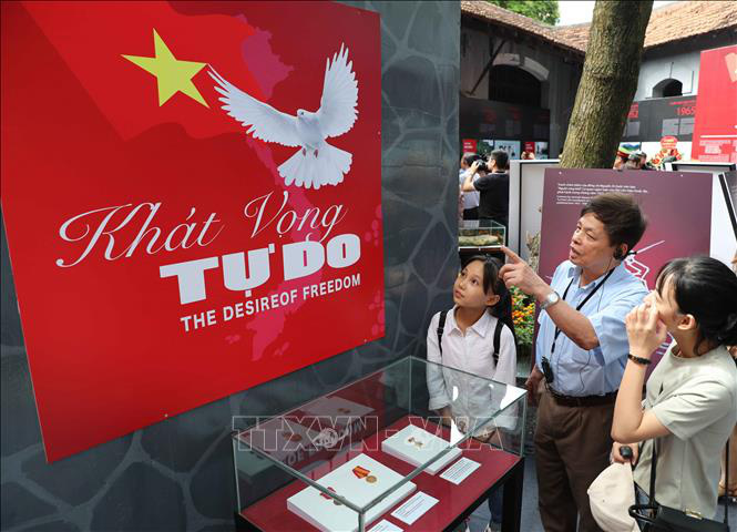 Khai mạc trưng bày 