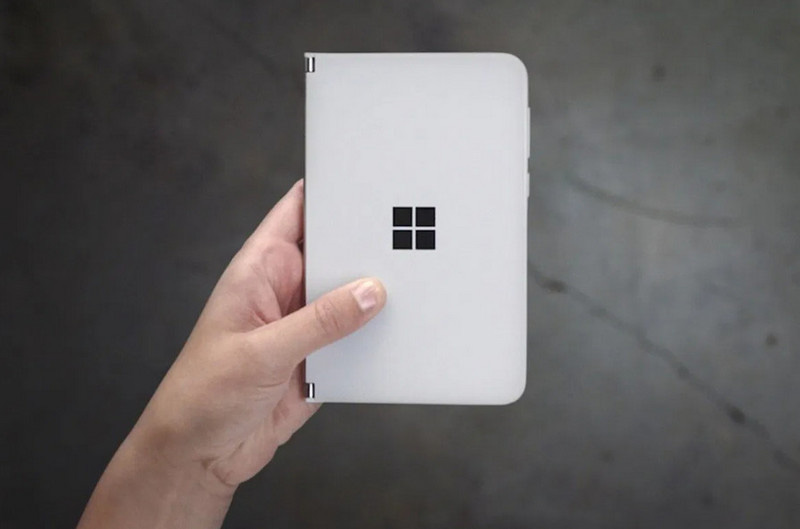 Sếp Microsoft vô tình hé lộ hình ảnh ngoài đời của Surface Duo cùng bút Surface Pen