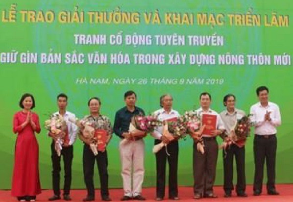 Trao giải cuộc thi sáng tác tranh cổ động giữ gìn bản sắc văn hóa trong xây dựng nông thôn mới