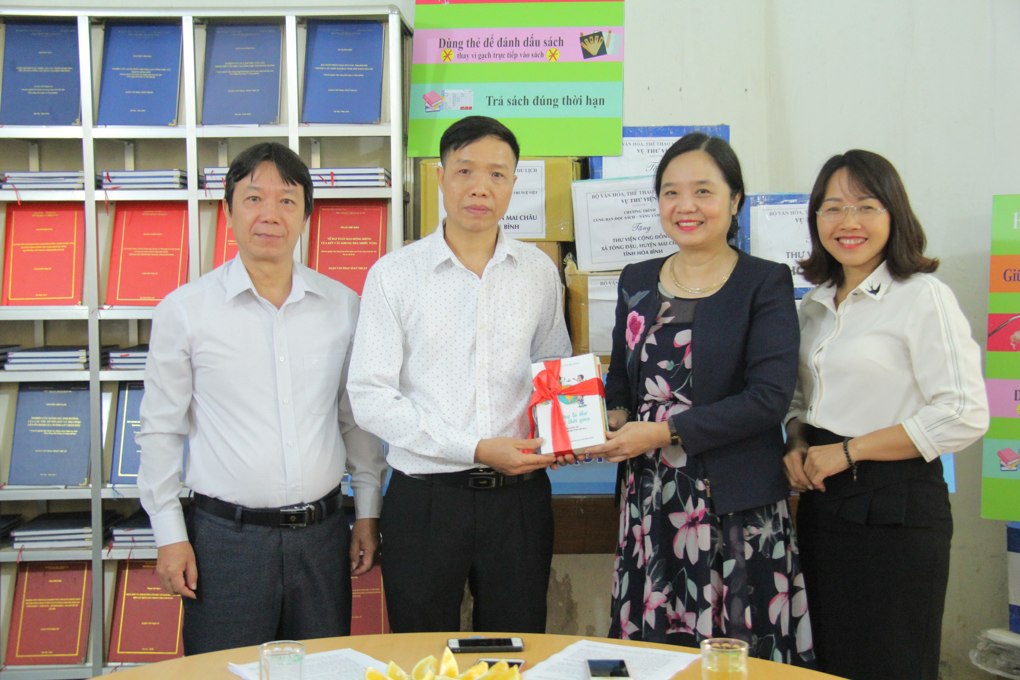 Trao tặng hơn 4.000 đầu sách cho các thư viện, trường học tỉnh Hòa Bình