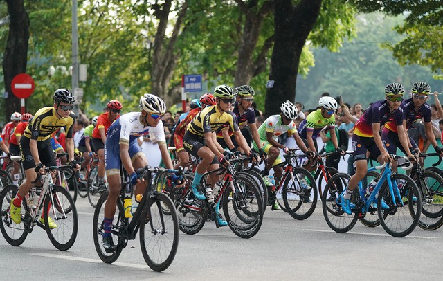 Khởi tranh cuộc đua xe đạp 