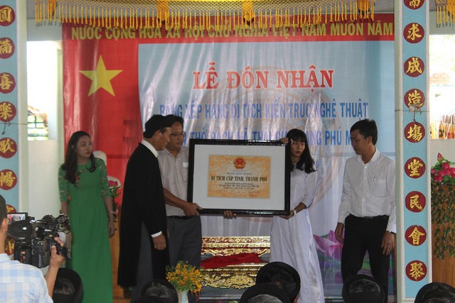 Trao bằng di tích kiến trúc nghệ thuật cho đền Bạch Mã Thái Giám