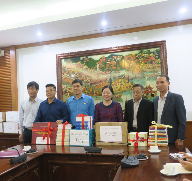 Phát động phong trào tặng sách cho đồng bào dân tộc và học sinh tỉnh Hòa Bình