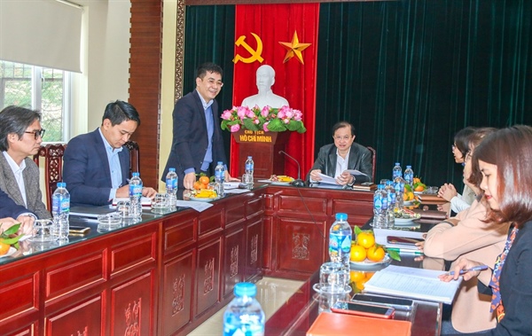 Hỗ trợ, cải tiến việc đầu tư cho các nghệ sĩ theo chiều sâu để tạo ra các tác phẩm có chất lượng cao