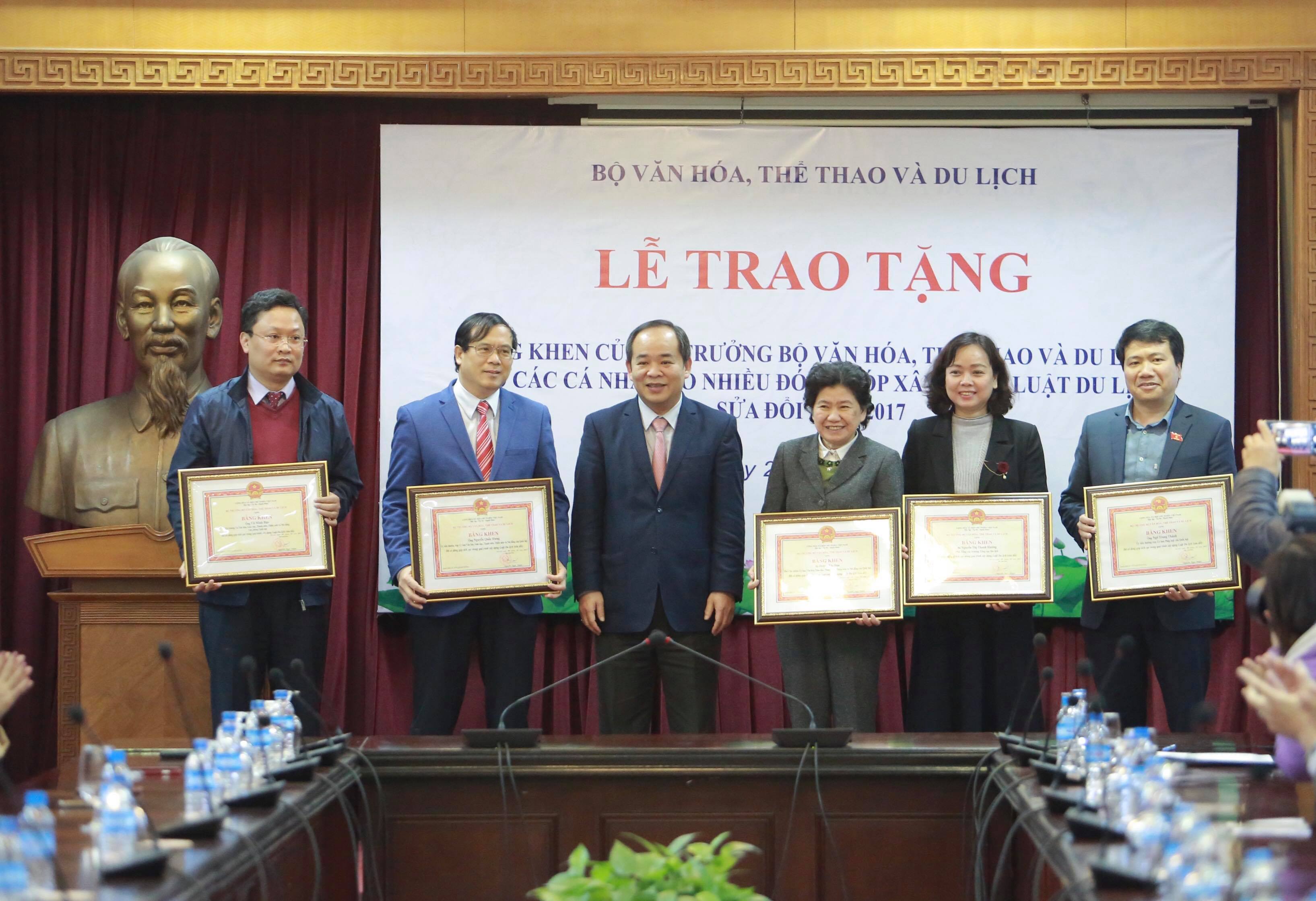 Trao bằng khen của Bộ trưởng VHTTDL cho 21 cá nhân đóng góp tích cực vào Luật Du lịch