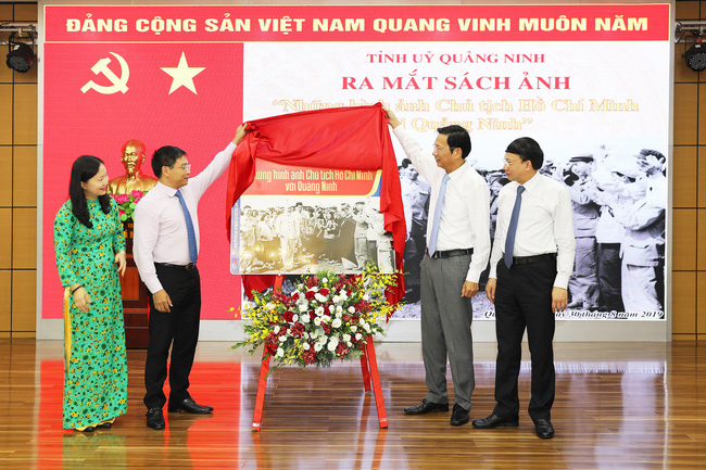 Ra mắt sách ảnh 