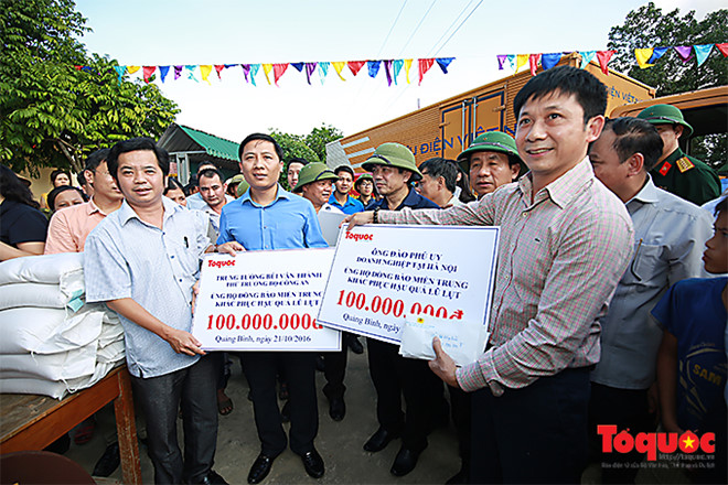 Báo Điện tử Tổ Quốc trao 200 triệu đồng hỗ trợ người dân vùng lũ Hà Tĩnh