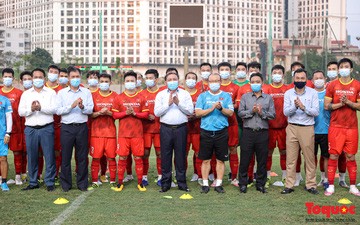 Bộ trưởng Nguyễn Văn Hùng thăm Đội tuyển bóng đá nam Quốc gia Việt Nam trước giờ lên đường dự Vòng loại World Cup