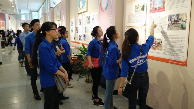 Trưng bày hình ảnh, hiện vật về những tấm gương bình dị mà cao quý