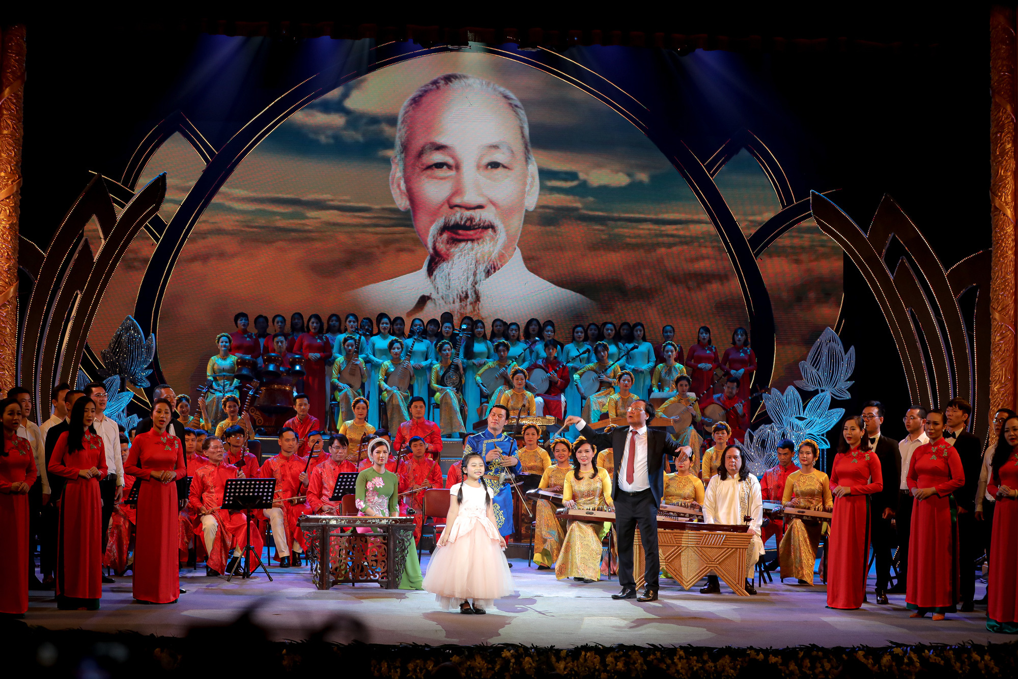 Ý nghĩa và nhiều cảm xúc trong chương trình nghệ thuật đặc biệt kỷ niệm 130 năm ngày sinh của Bác Hồ.