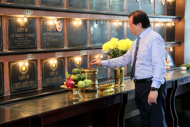 Ban tổ chức Liên hoan phim Việt Nam XXI dâng hương tưởng nhớ các anh hùng liệt sỹ tại Vũng Tàu