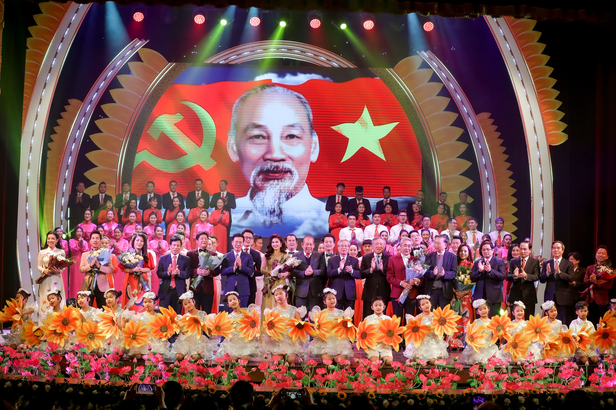 Hào hùng và nhiều cảm xúc trong chương trình nghệ thuật đặc biệt chào mừng Kỷ niệm 90 năm Ngày thành lập Đảng Cộng sản Việt Nam