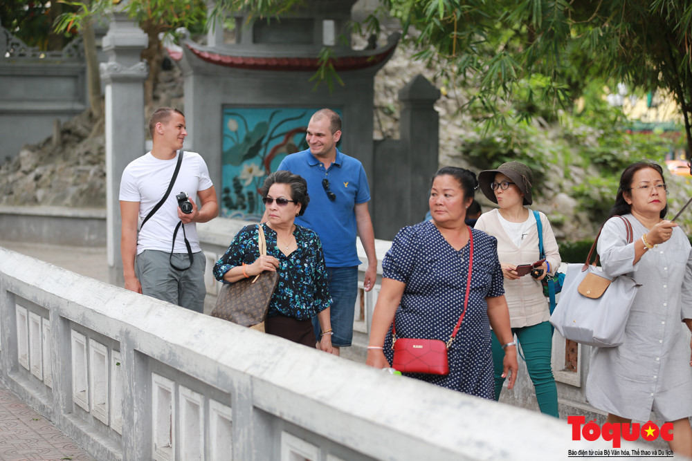 Nghiên cứu thông tin báo nêu về việc mở cửa đón du khách quốc tế