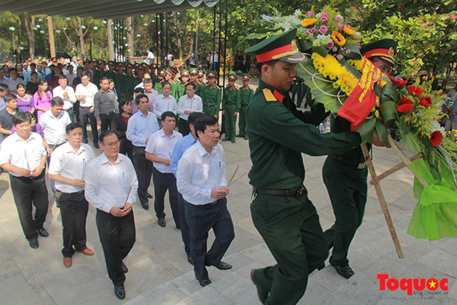 Bộ trưởng Nguyễn Ngọc Thiện dâng hương các anh hùng liệt sỹ Trường Sơn
