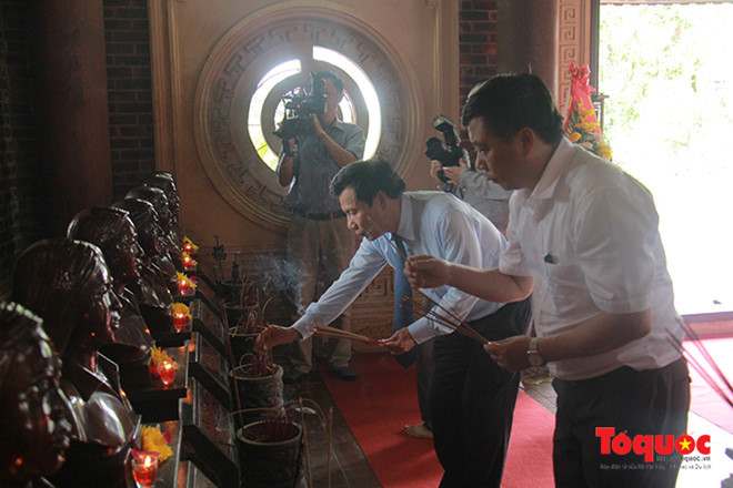 Bộ trưởng Nguyễn Ngọc Thiện dâng hương tại mộ Đại tướng Võ Nguyên Giáp và các anh hùng Liệt sỹ
