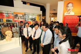 Khai mạc trưng bày chuyên đề: Hồ Chí Minh - Những nét phác họa chân dung; Những tấm gương bình dị mà cao quý