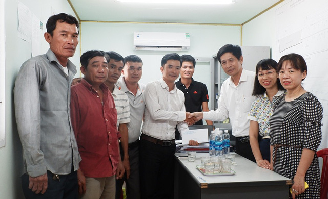 Trao thưởng đột xuất cho đội công nhân phát hiện ra súng thần công