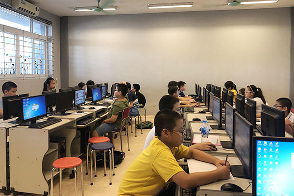 Hơn 11.000 học sinh cả nước dự vòng quốc gia thi giải Toán, Vật lí qua mạng
