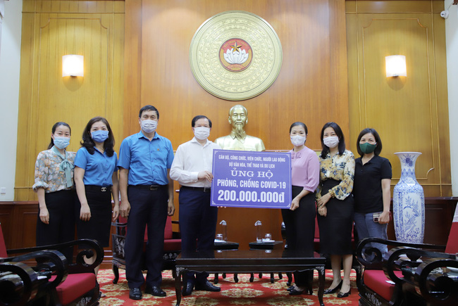 Công đoàn Bộ VHTTDL trao tiền ủng hộ công tác phòng, chống dịch Covid-19