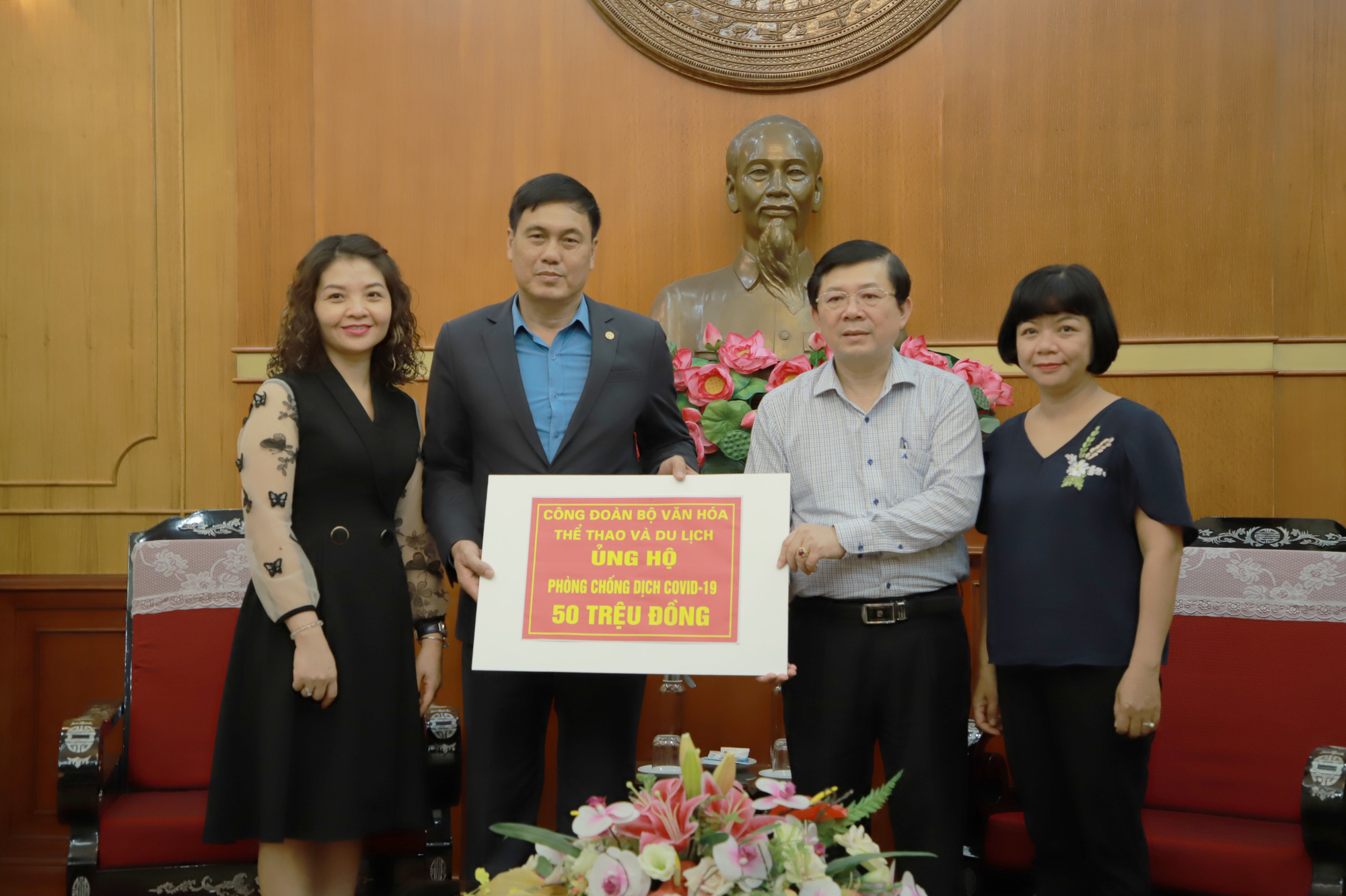 Công đoàn Bộ Văn hóa, Thể thao và Du lịch trao tiền ủng hộ, chung tay phòng chống dịch Covid-19