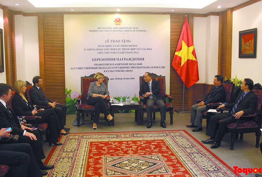 Bộ VHTTDL trao bằng khen, kỷ niệm chương cho Giám đốc Trung tâm Khoa học và Văn hóa Nga tại Hà Nội
