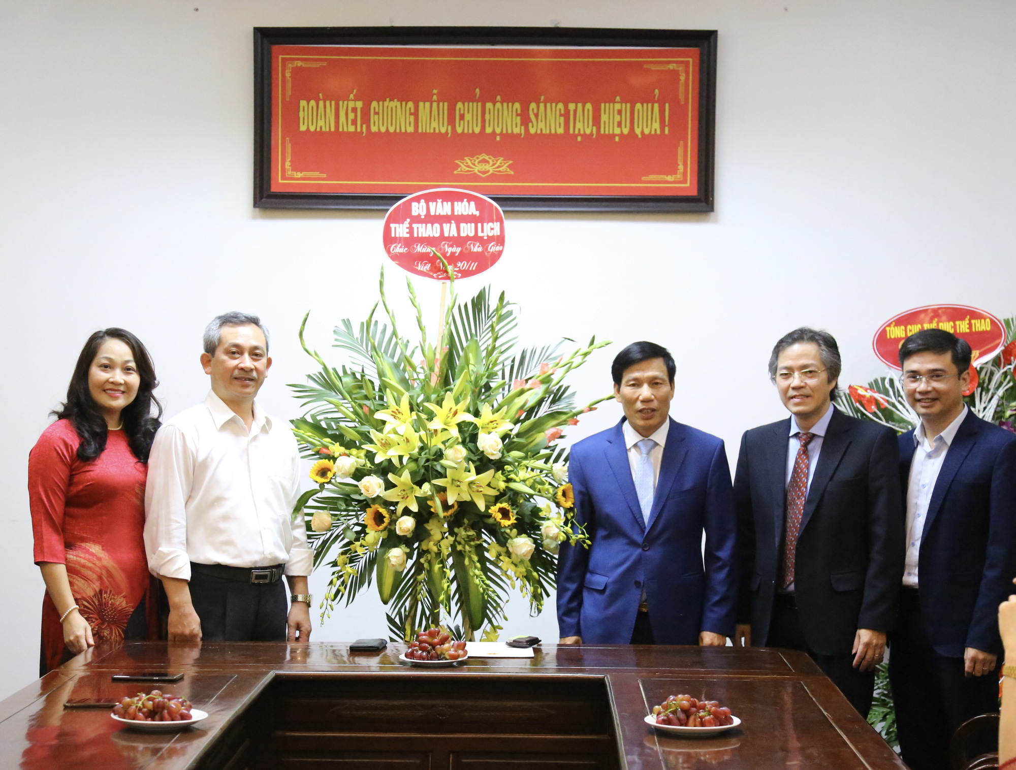 Bộ trưởng Nguyễn Ngọc Thiện chúc mừng tập thể giáo viên trường Đại học Sân khấu Điện ảnh Hà Nội và trường Cán bộ Quản lý VHTTDL nhân ngày 20/11