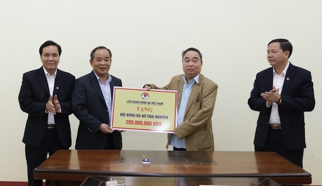 Chủ tịch Liên đoàn bóng đá Việt Nam Lê Khánh Hải tặng quà cho Đội tuyển bóng đá nữ Thái Nguyên