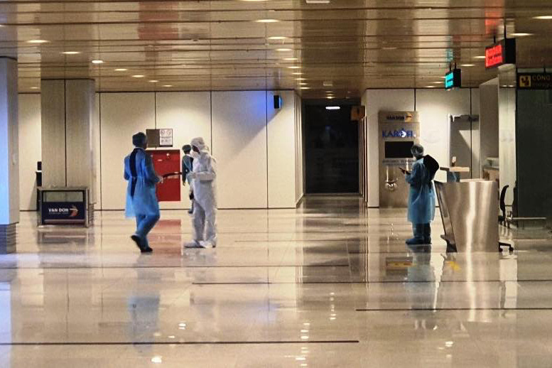 Quảng Ninh quyết liệt chống dịch tại sân bay Vân Đồn