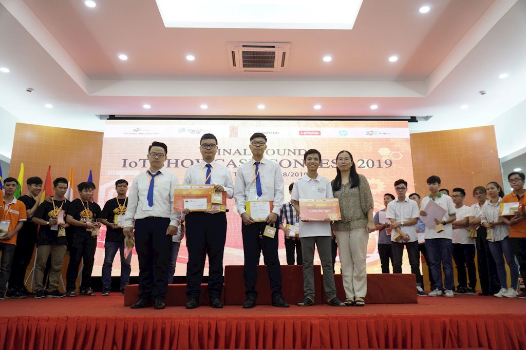 Sinh viên công nghệ ứng dụng AI và IoT sáng chế thùng rác thông minh bảo vệ môi trường