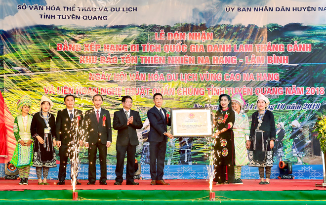Thứ trưởng Đặng Thị Bích Liên trao bằng xếp hạng di tích quốc gia danh lam thắng cảnh Khu bảo tồn thiên nhiên Na Hang