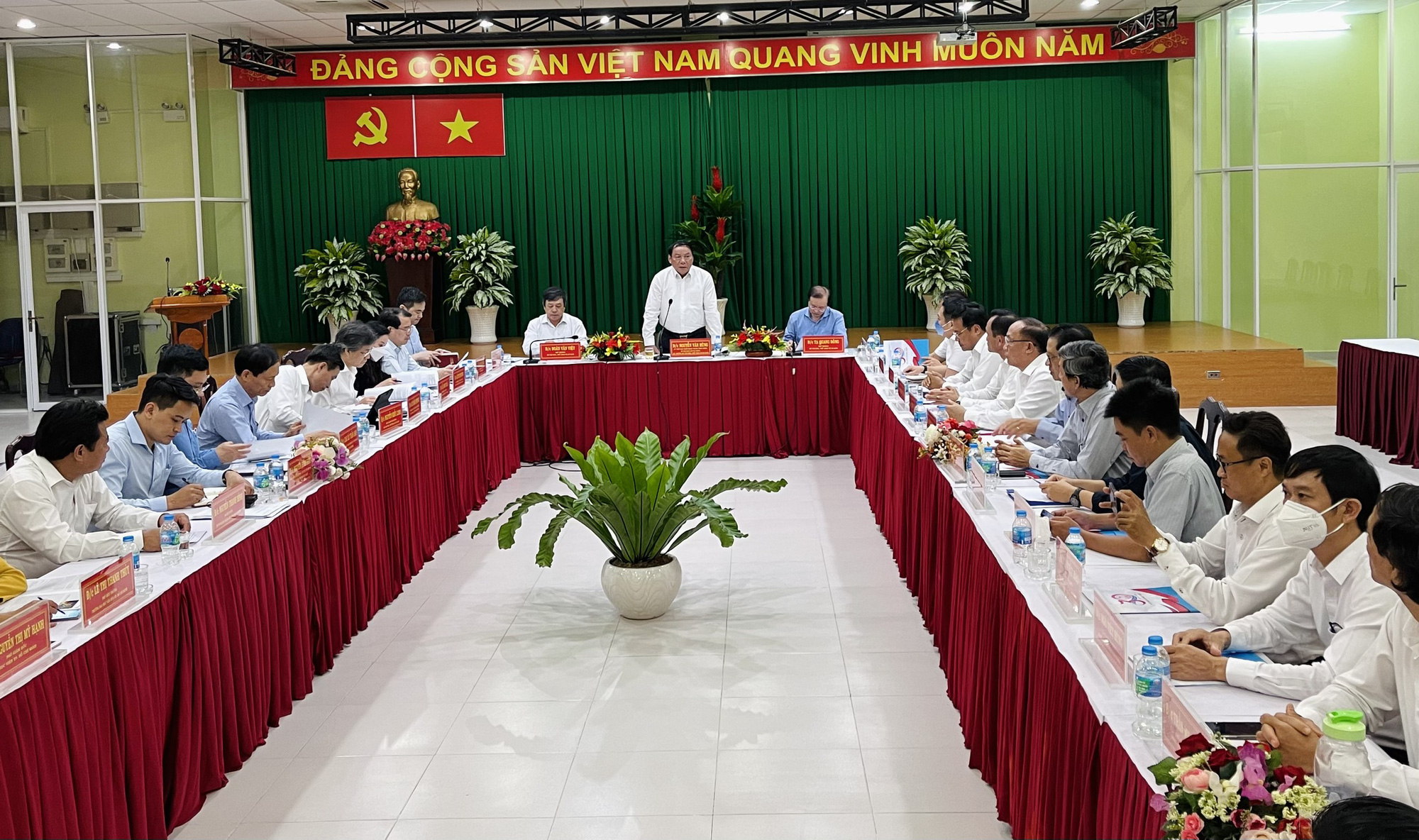 Bộ trưởng Nguyễn Văn Hùng thăm và làm việc với các đơn vị thuộc Bộ tại TP.HCM