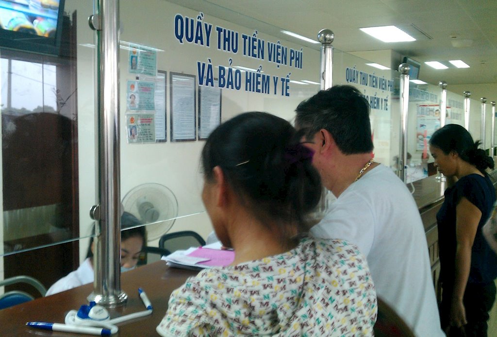 Bộ Y tế yêu cầu các bệnh viện triển khai thu viện phí bằng phương thức không dùng tiền mặt 