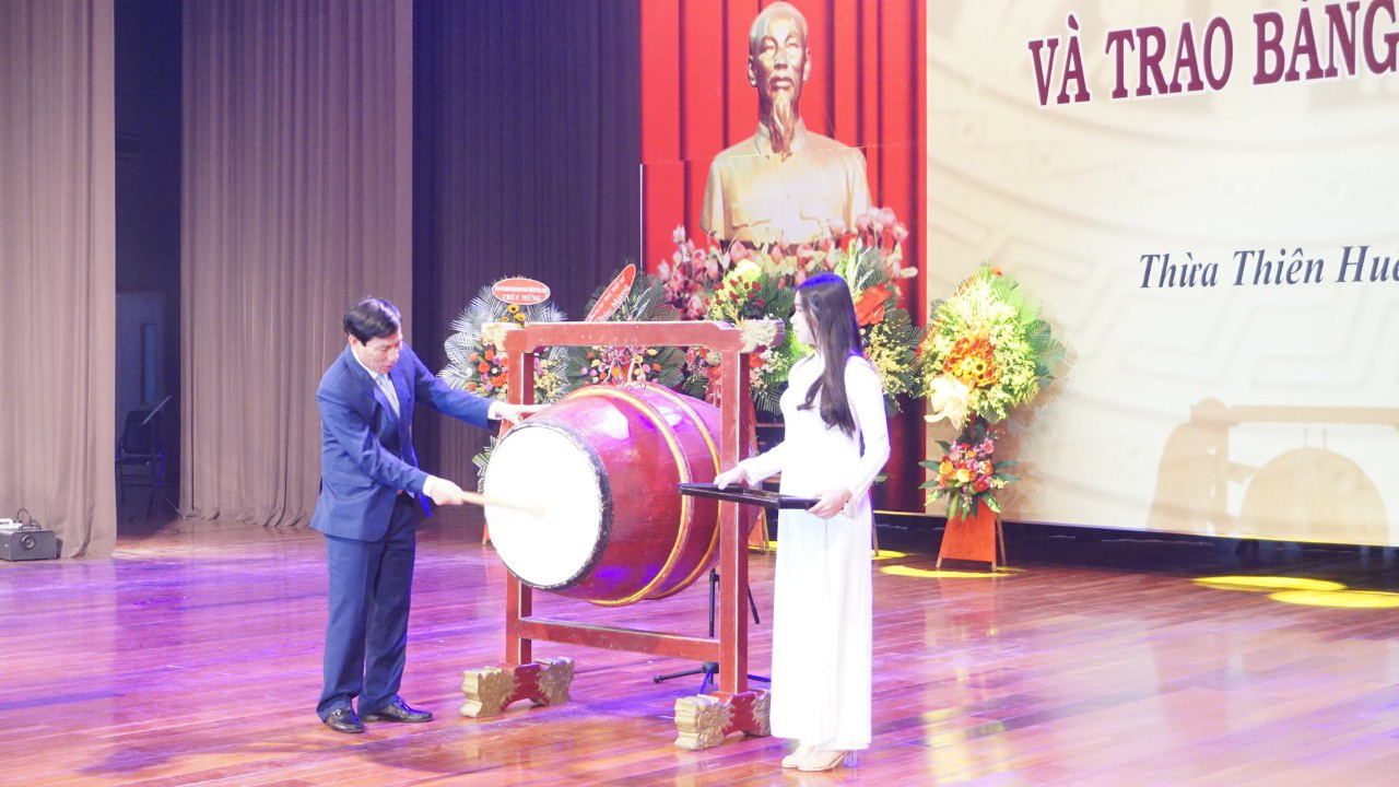 Bộ trưởng Nguyễn Ngọc Thiện dự lễ khai giảng Học viện Âm nhạc Huế