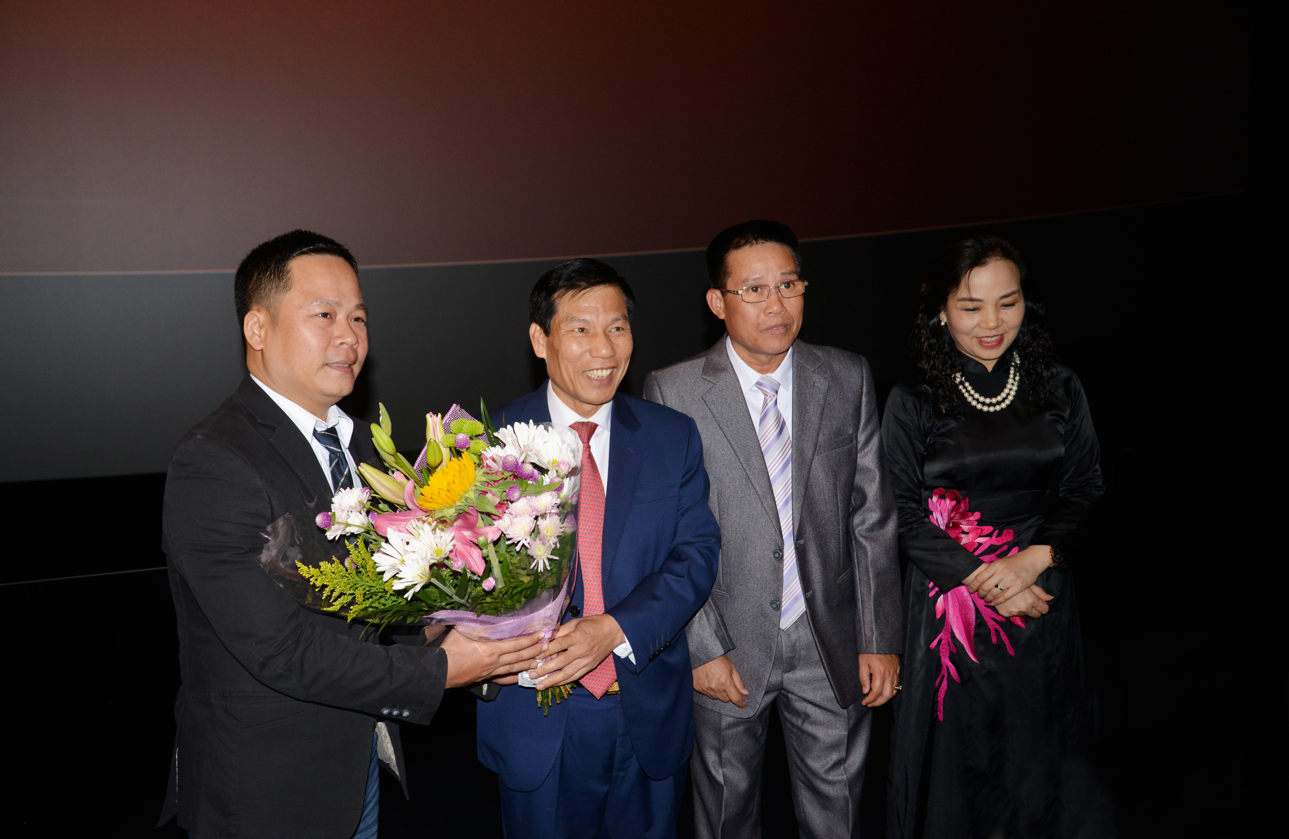 Khai mạc 